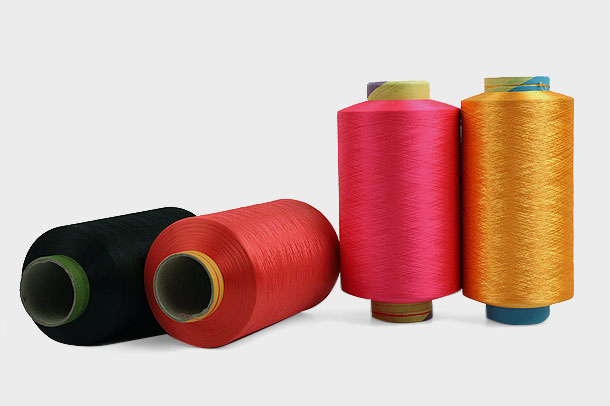 Полиэфирная пряжа является популярным выбором для текстильной промышленности из-за присущих ей качеств прочности и долговечности.