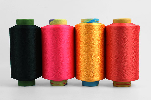 Полиэфирная нить — один из самых популярных видов пряжи, используемой в текстильной промышленности.