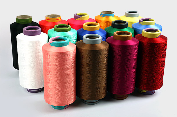 Каковы основные преимущества использования полиэфирной пряжи DTY в текстильной промышленности и как процесс ее производства способствует ее популярности и широкому использованию в текстильной промышленности?