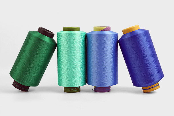 Швейные нитки условно делятся на три типа: волокнистые, химические и смешанные, поскольку они изготовлены из разных материалов.