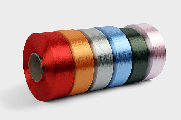 Полиэфирная пряжа, окрашенная в массе, представляет собой тип текстильного волокна, получаемого в результате химической полимеризации этилена и красителя.